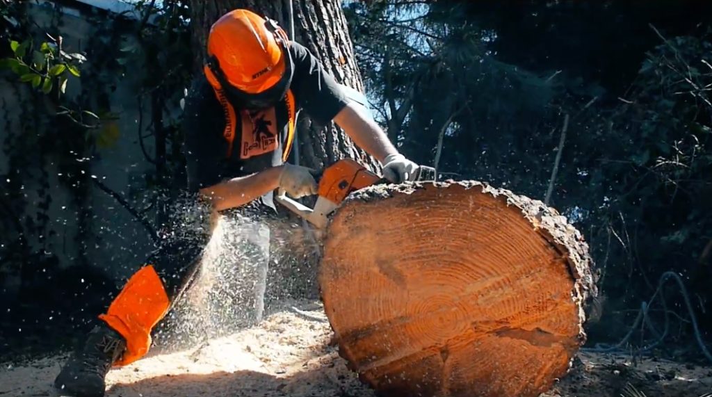 Artisan en train de découper du bois